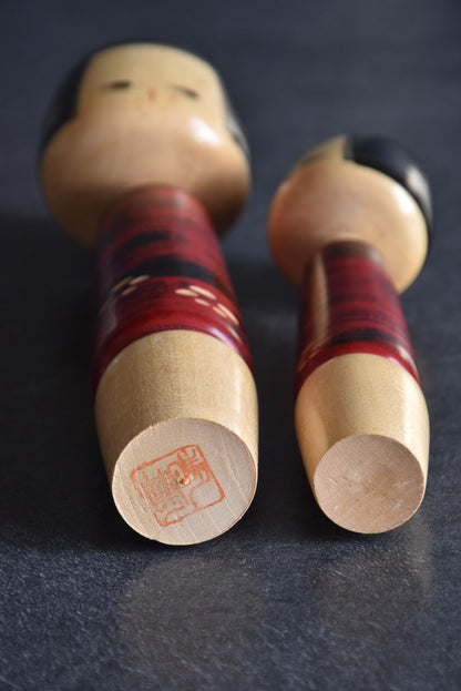 Aida Seihou kokeshi Sisters base with signature showing the red artist hanko seal on the larger doll