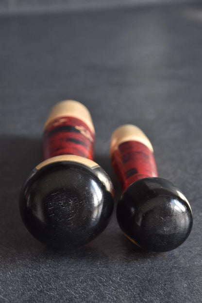Aida Seihou kokeshi Sisters overhead view showing the hand chiseled chattering texture on the hair crowns