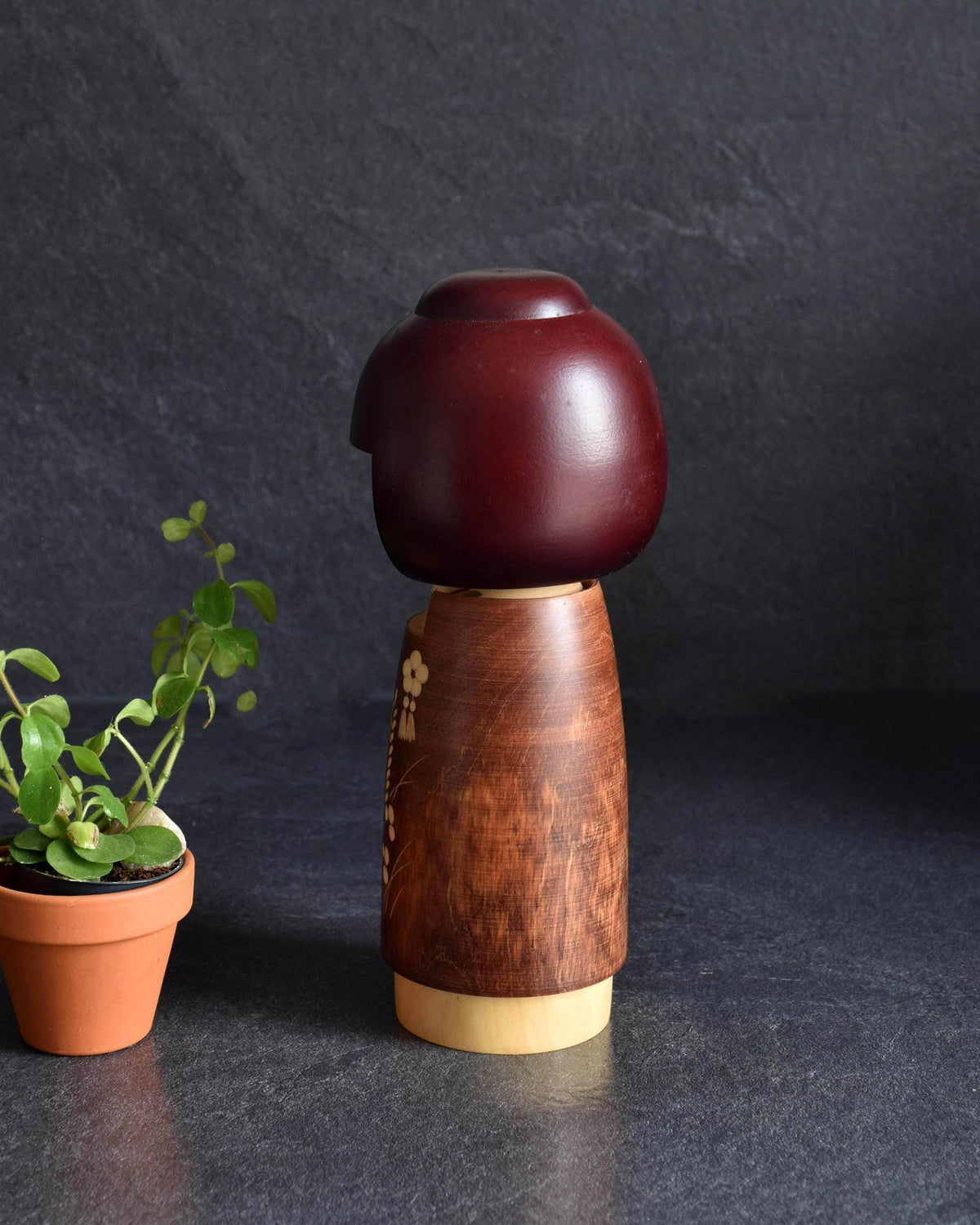 Sato Suigai Sosaku kokeshi doll Shijo viewed from the back showing dark wooden grain