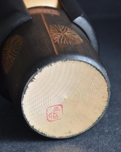 Sansaku Sekiguchi sosaku kokeshi doll, base showing the artist stamp and wood grain