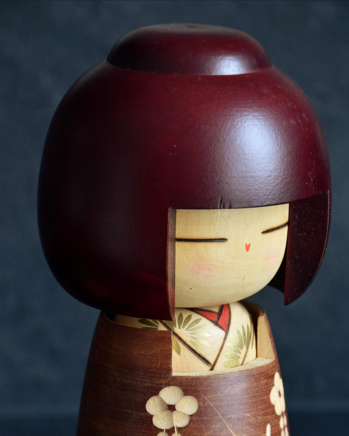 Sato Suigai Sosaku kokeshi doll Shijo close up of face and sculpted burgundy bob hair