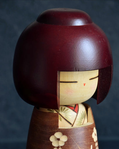Sato Suigai Sosaku kokeshi doll Shijo close up of face and sculpted burgundy bob hair