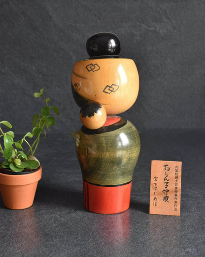 Hajime Miyashita kokeshi showing the back of the head and body