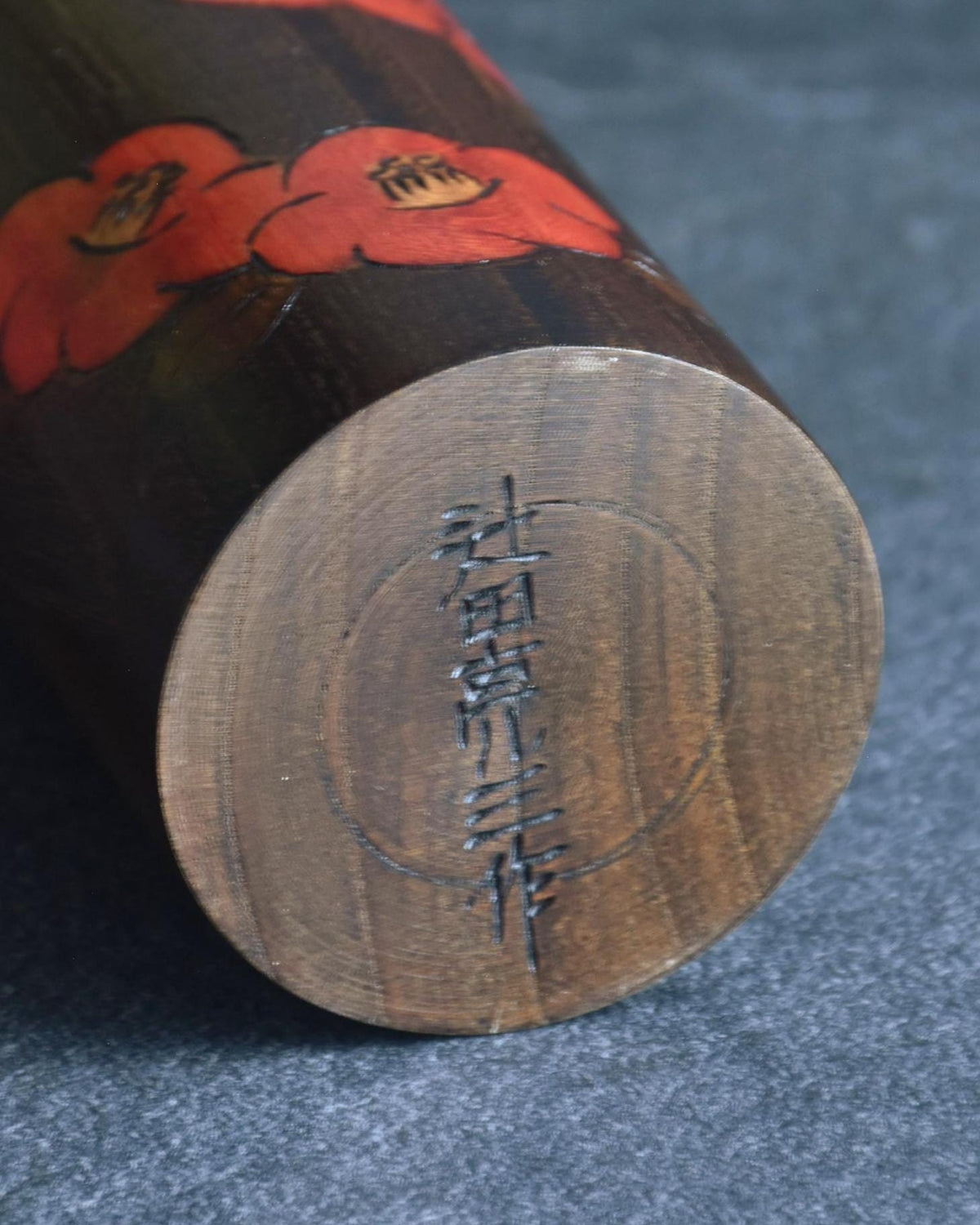 Ryozo Tsujita sosaku kokeshi doll showing the wooden base incised with the artist signature