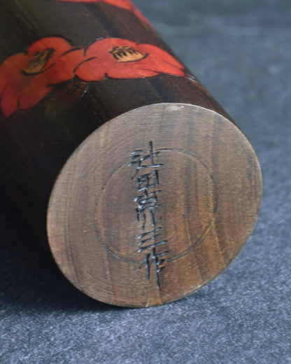 Ryozo Tsujita sosaku kokeshi doll showing the wooden base incised with the artist signature
